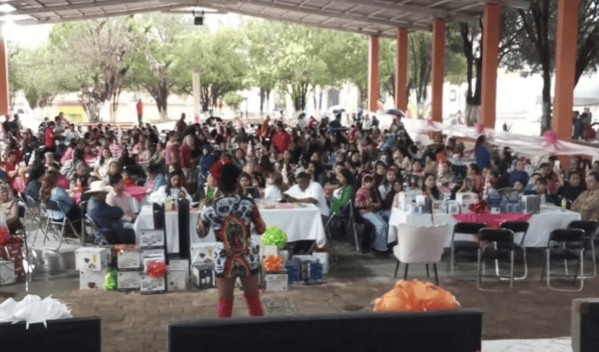 Palmillas festeja a madres y niños